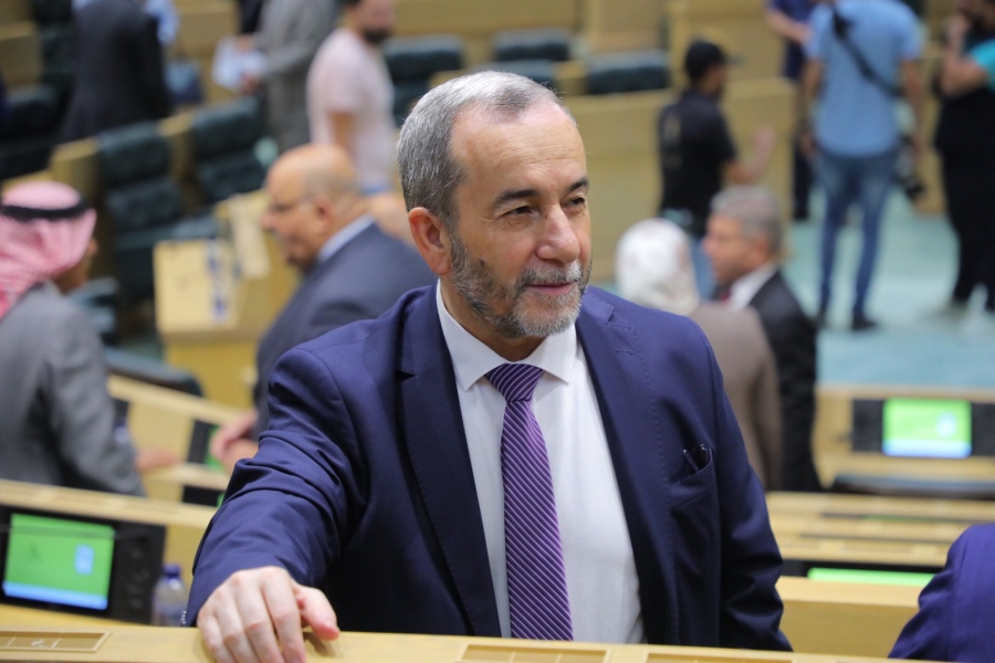 مشوقة يطالب بتشديد الرقابة على أسواق الألبان وحماية المنتجين المحليين