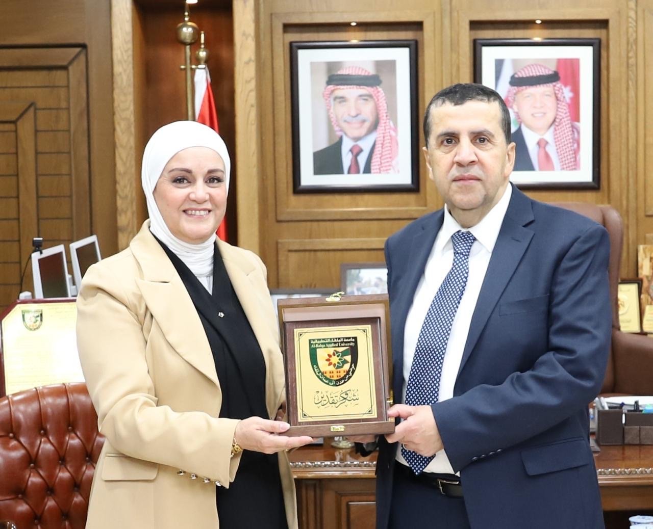 بحث سبل التعاون بين جامعة البلقاء التطبيقية وشركة بيرسون العالمية