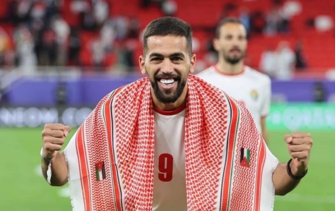 إصابة قوية لعلي علوان بعد تدخل عنيف تُنذر قلقاً في صفوف النشامى