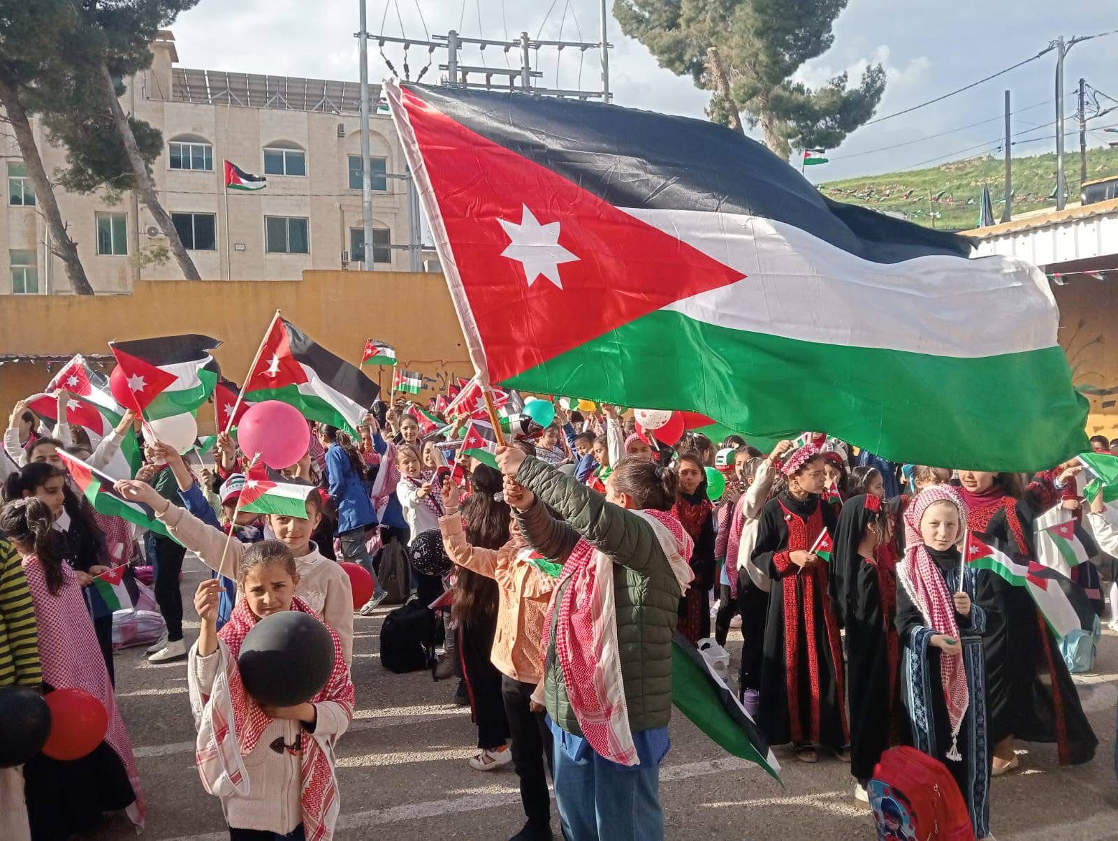 المدارس في يوم العلم .. احتفالٌ حاضر وتوعيةٌ غائبة