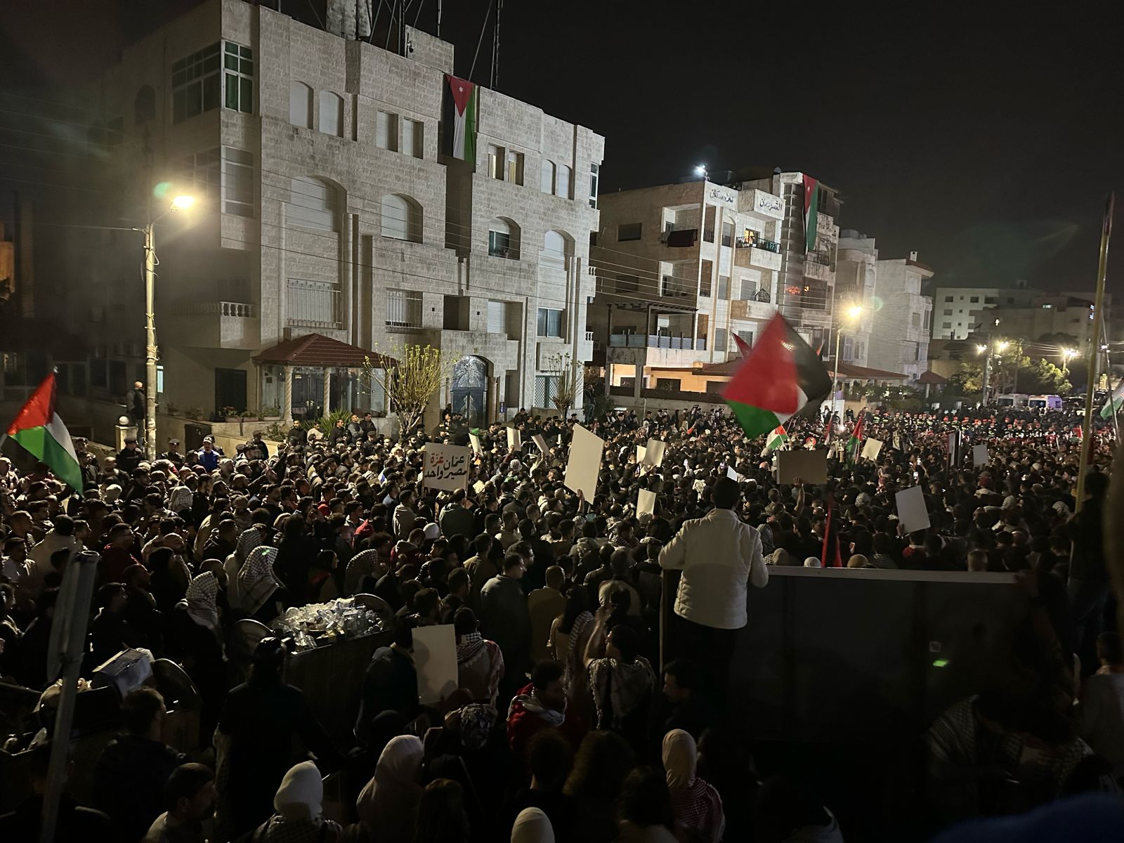 اكثر من (10) آلاف اردني يشاركون في حصار السفارة الصهيونية