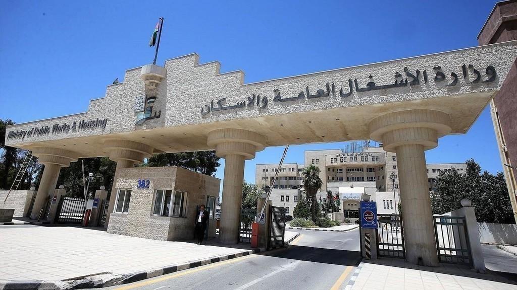 قرار قضائي بسجن مقاول أردني ٣ شهور بعد شكوى حرّكتها وزارة الأشغال