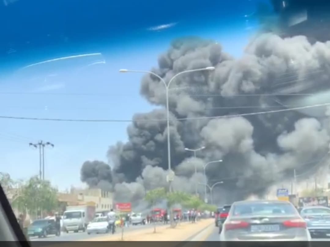 الدفاع المدني يتعامل مع حريقًا ضخمًا في مستودع تجاري بشرق عمان