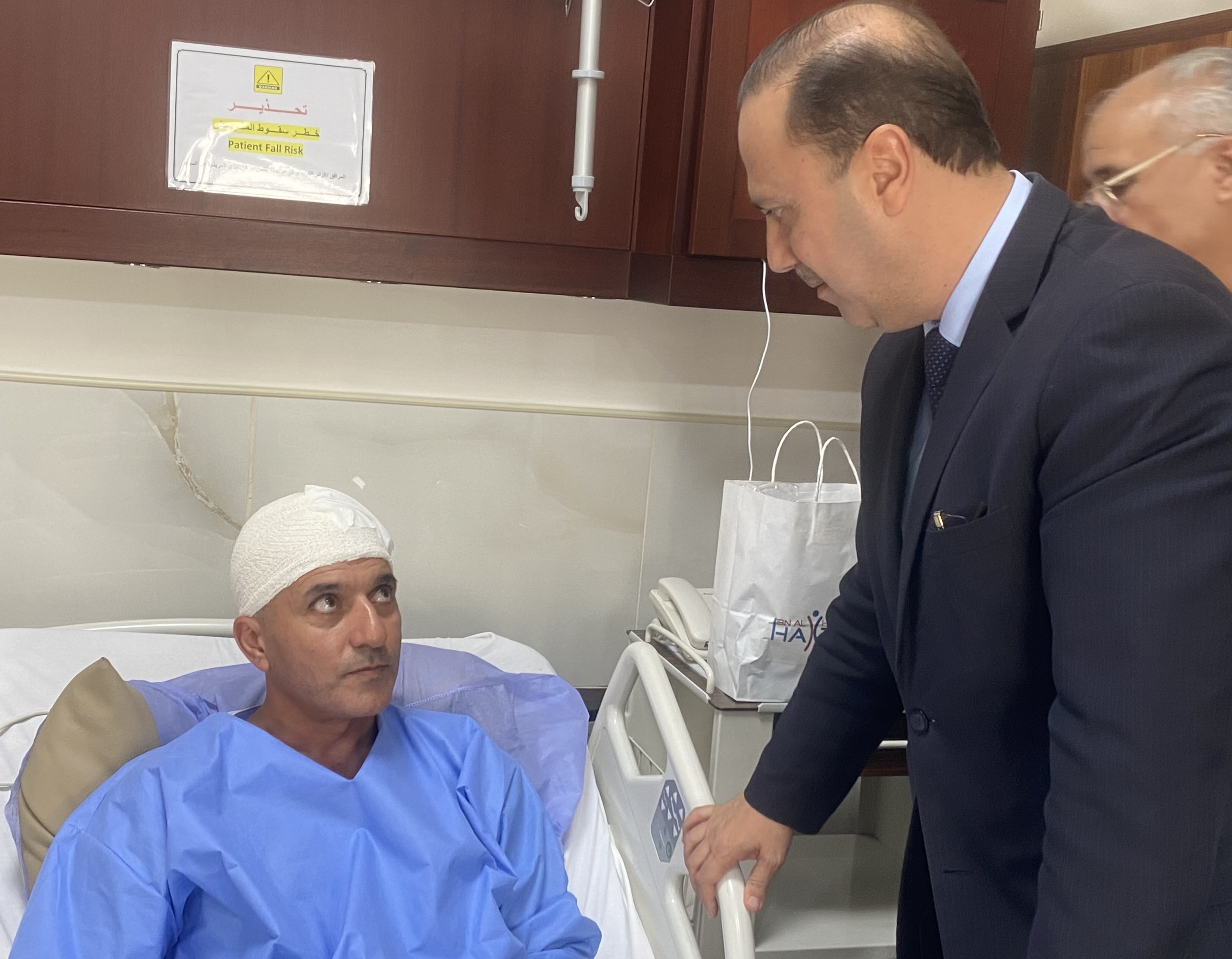 رئيس الوزراء يتابع ما جرى مع الحباشنة والمومني يزوره للاطمئنان بعد تعرضه لاعتداء أمام منزله