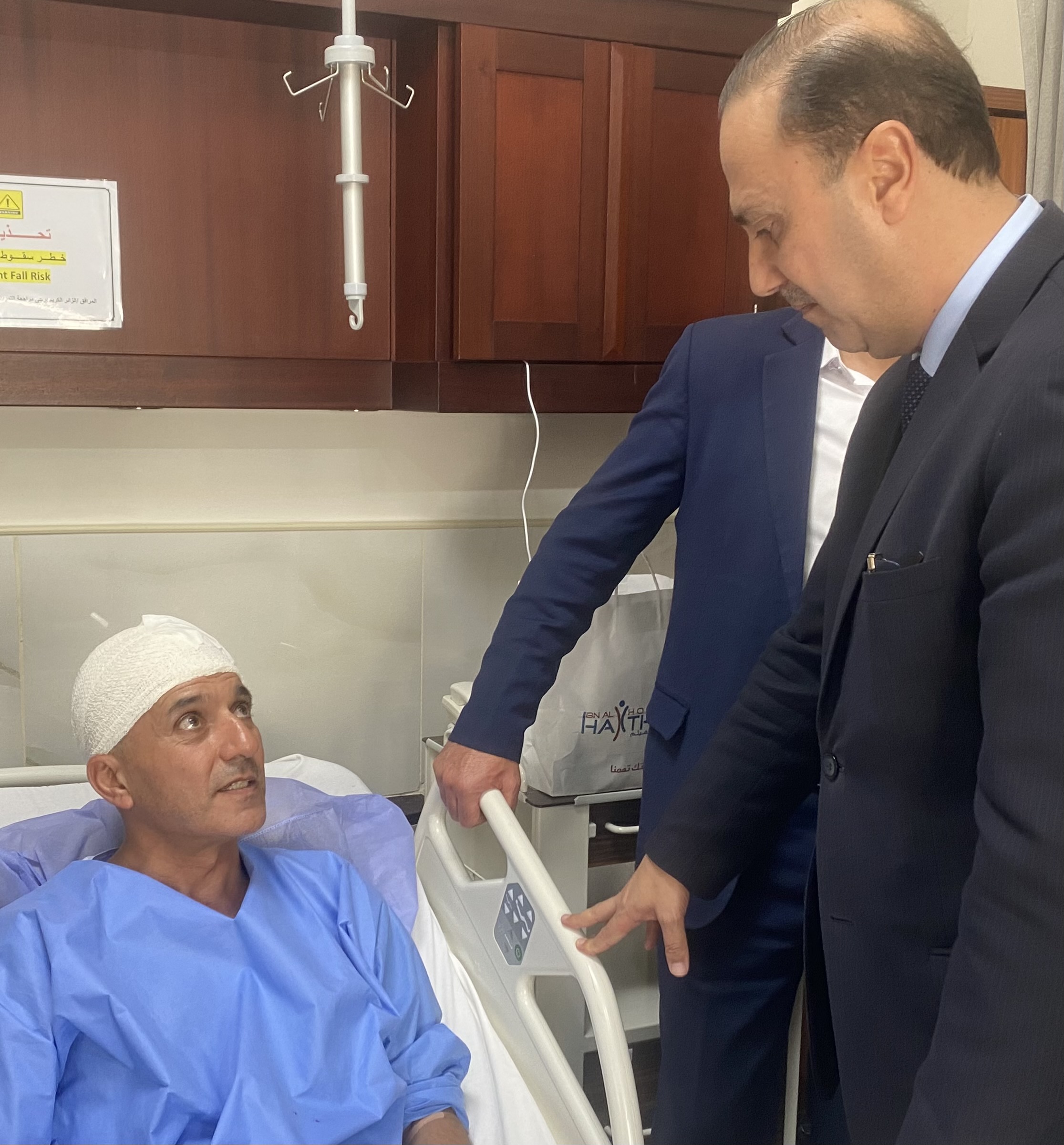 المومني يزور الزميل الحباشنة بعد الاعتداء.. ورئيس الوزراء يتابع - صور