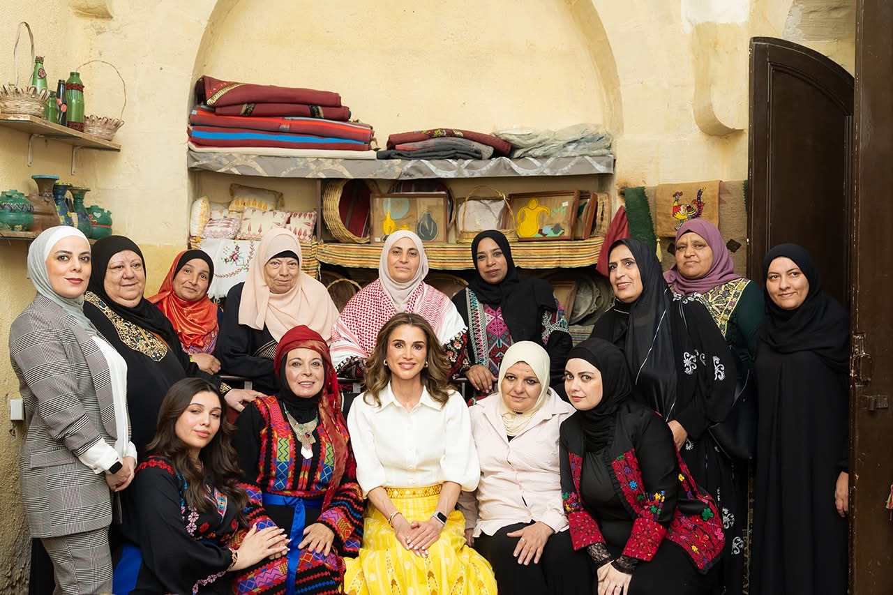 الملكة رانيا العبدالله تزور السلط وتتجول في ساحة العين (صور)