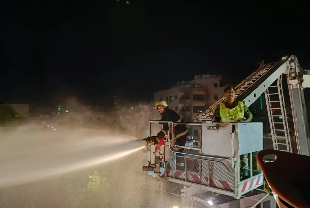 عاجل - الدفاع المدني يتعامل مع حريق كبير على طريق الحزام بالقرب من سجن ماركا