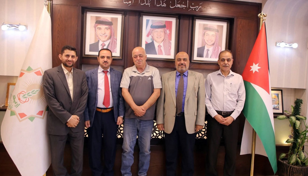 بحث التعاون بين بلدية إربد والأوقاف