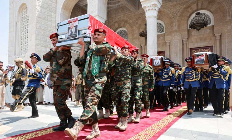 صنعاء.. آلاف اليمنيين يشيعون جثامين قادة حوثيين قتلتهم إسرائيل