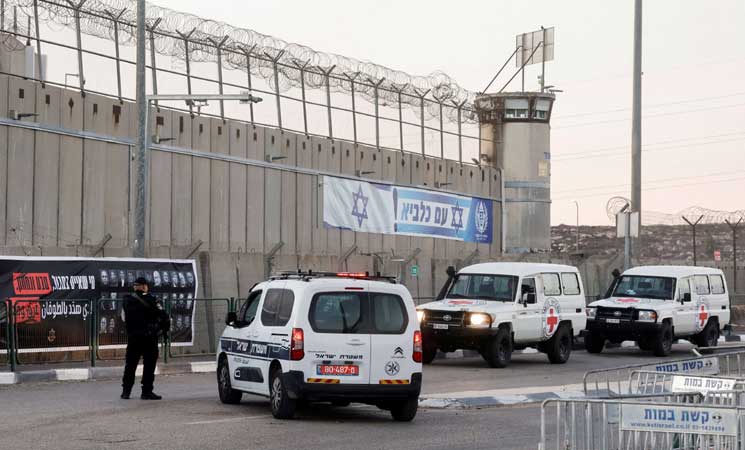 إسرائيل تحظر زيارة ممثلي الصليب الأحمر لمئات الأسرى الفلسطينيين