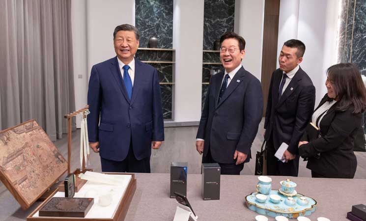 الرئيس الصيني يمزح بشأن التجسس لدى إهدائه هاتفين ذكيين لنظيره الكوري الجنوبي