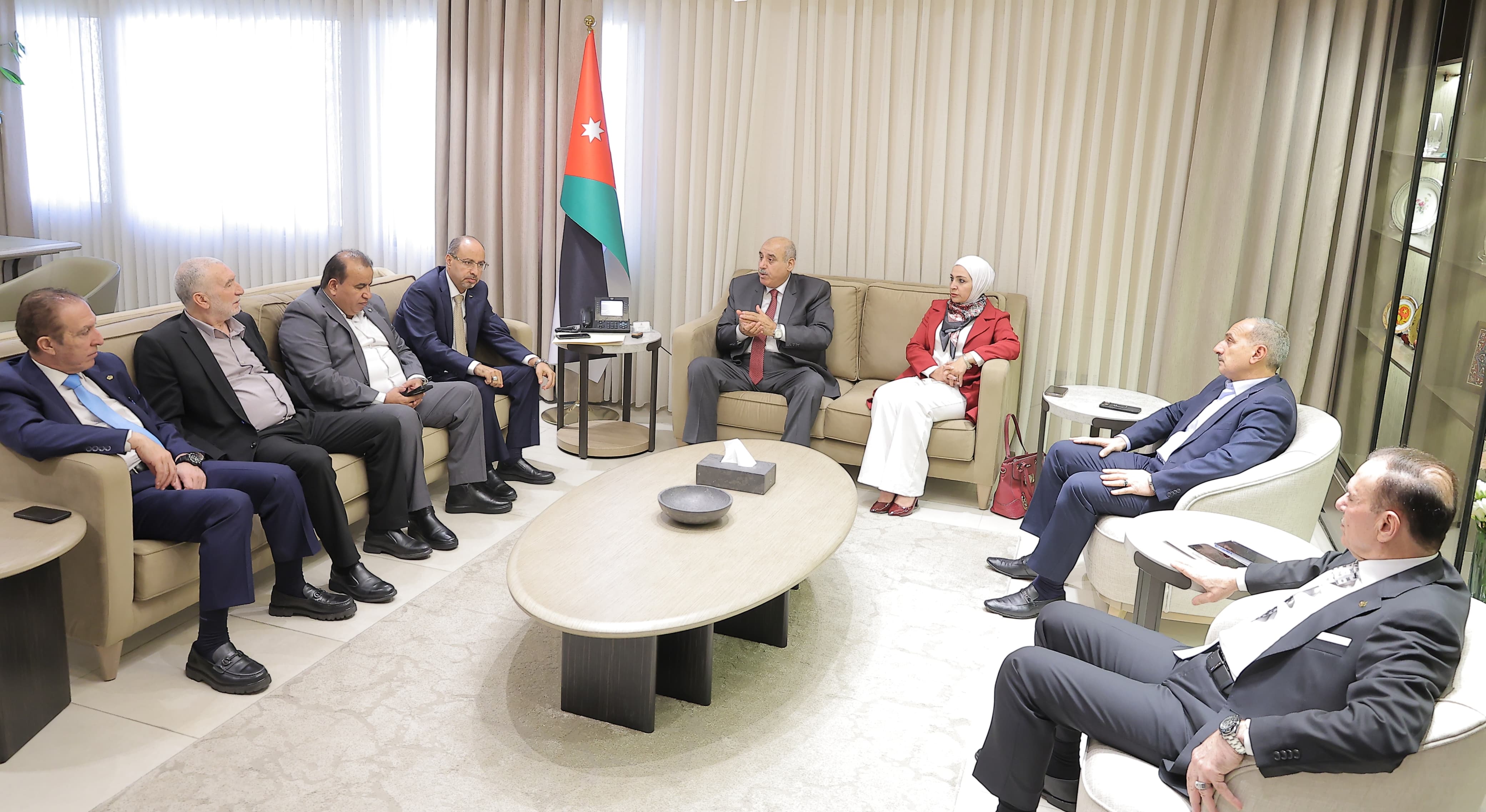 القاضي يلتقي رئيس وأعضاء اللجنة المالية ويطلع على خطتها لمناقشة الموازنة