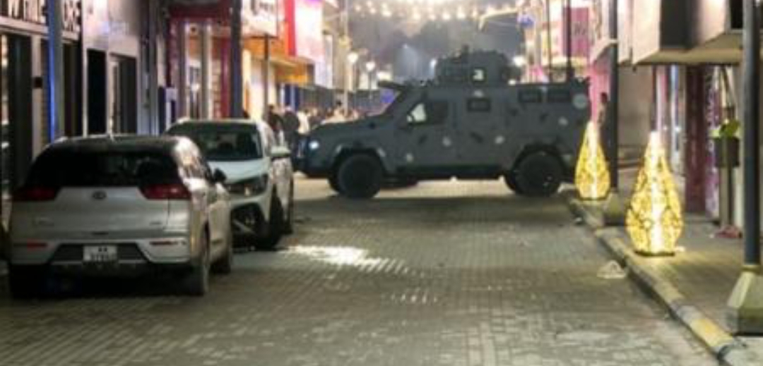 قوة أمنيّة تنفّذ مداهمة في لواء الرمثا لشقيقين مطلوبين من حملة الفكر التكفيري