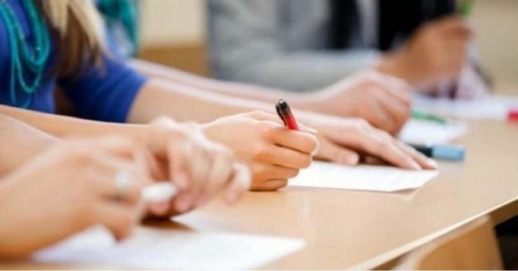 طلبة تكميلية التوجيهي يؤدون امتحان الرياضيات السبت