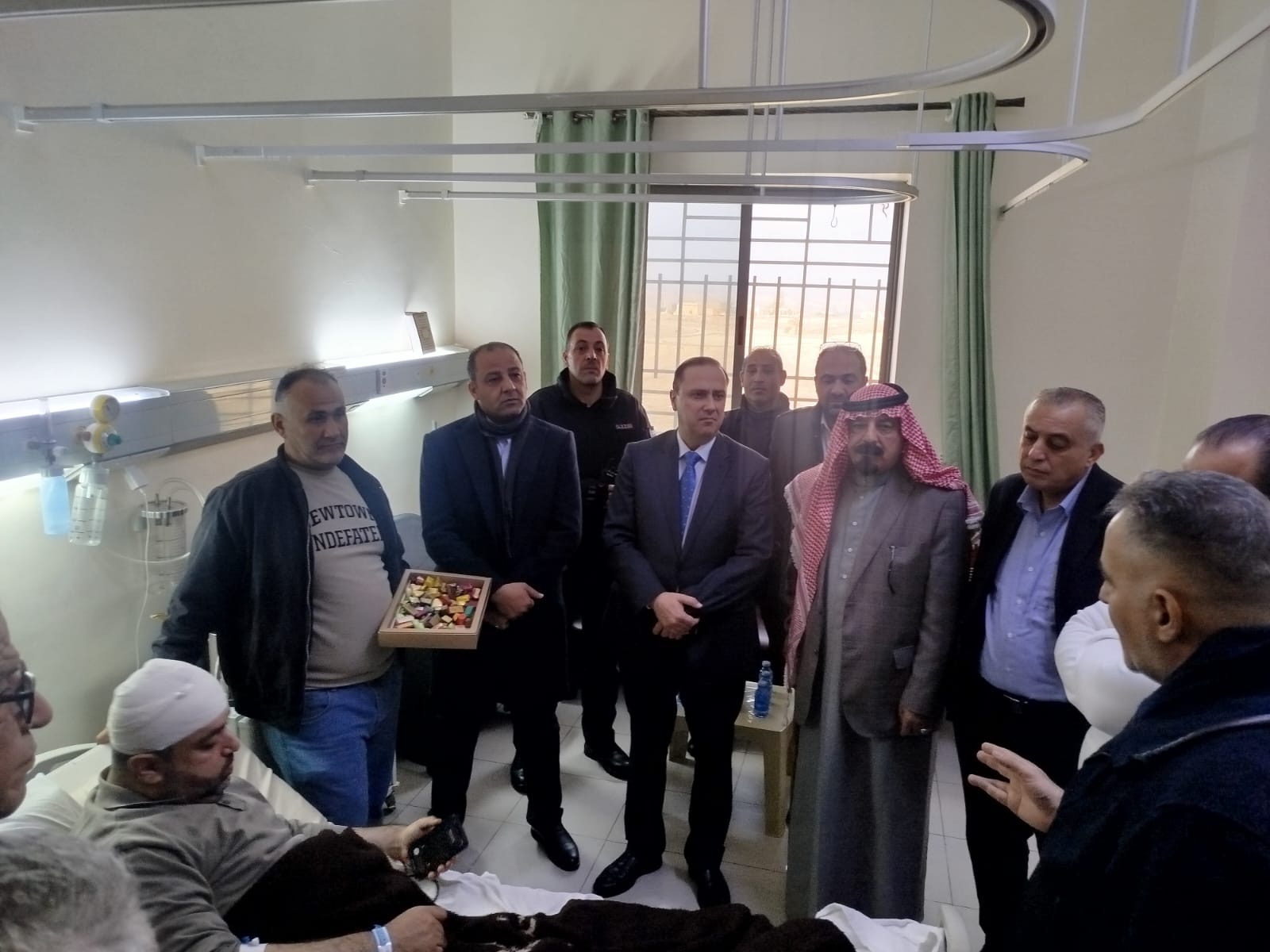 المومني يطمئن على صحة الصحفي فيصل التميمي 