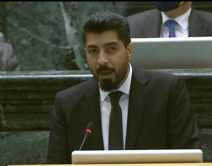 عشا يسخر: هل ستوزع الحكومة