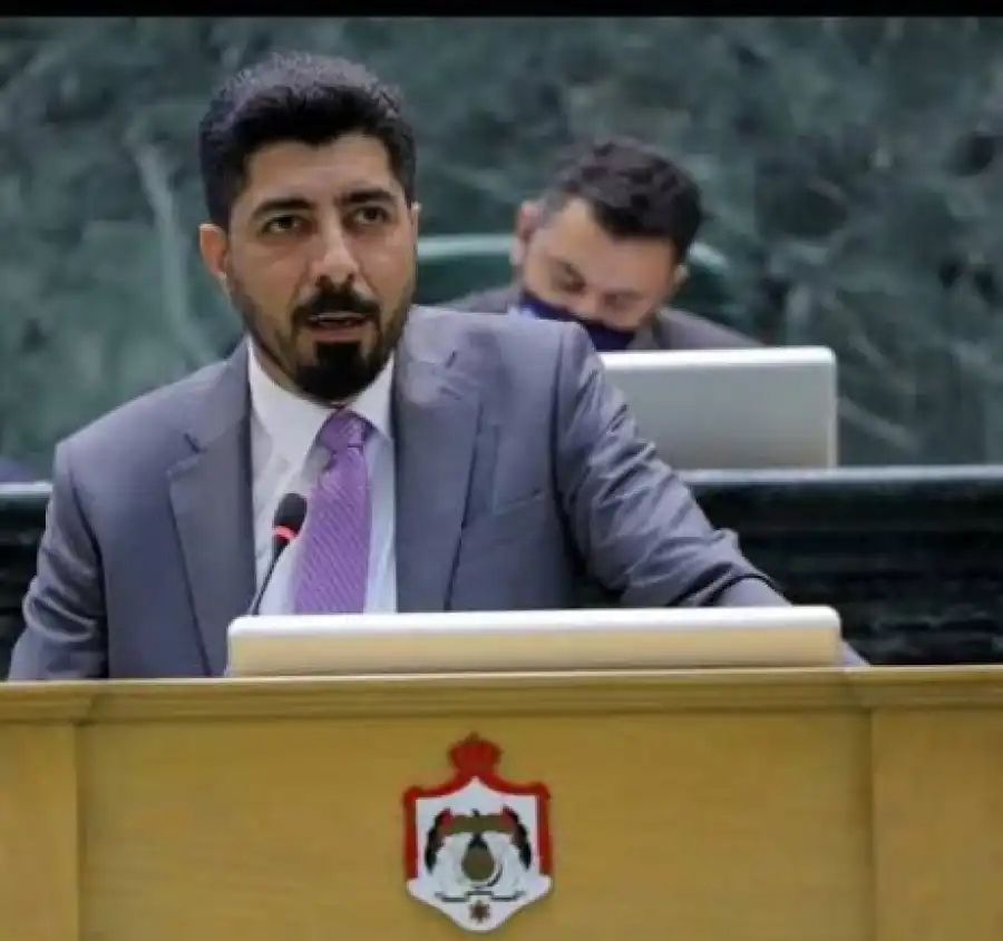 عشا يسخر: هل ستوزع الحكومة 