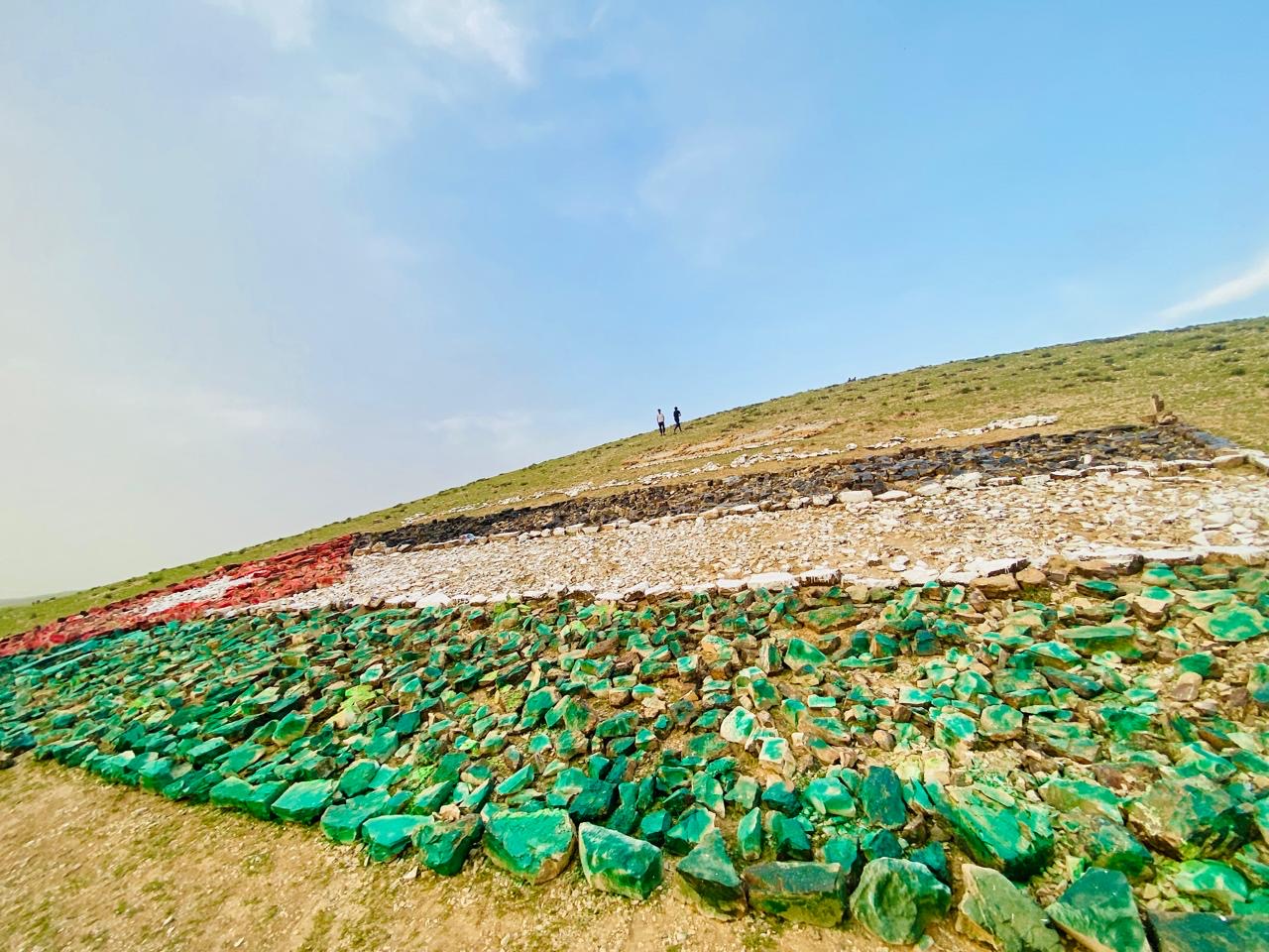 “الفيصلية العسكرية” طلبة ومعلمون يرسمون علم الأردن على الجبل المحاذي للمدرسة -صور 