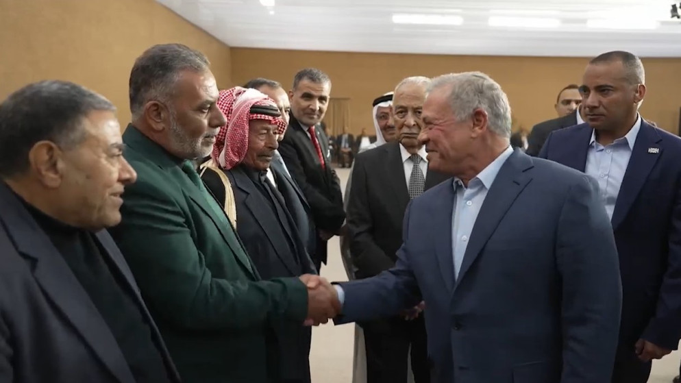 الملك يلتقي وجهاء وممثلين عن الزرقاء في الجامعة الهاشمية