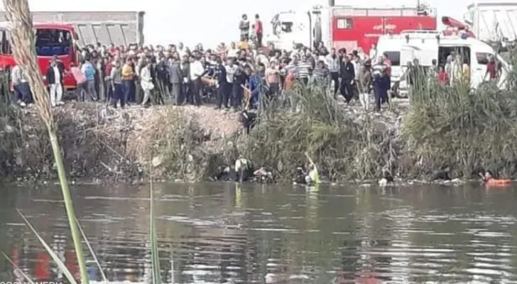 حادثة مأساوية في مصر ارتفاع ضحايا سقوط حافلة إلى 20