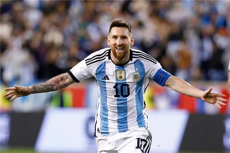 سكالوني يريد أن يرفع ميسي الكأس
