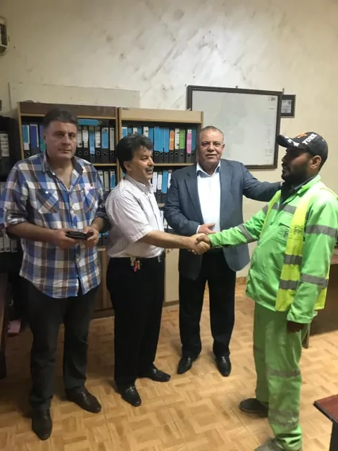 تكريم عامل الوطن ابو رجيلة لعثوره على مبلغ مالي واوراق ثبوتية