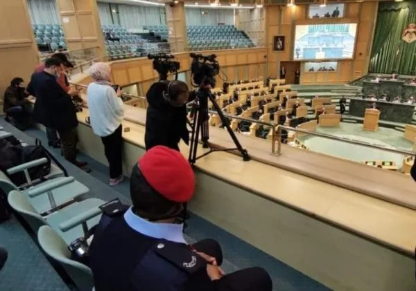 أمانة النواب : العوازل الخشبية للحفاظ على السلامة العامة