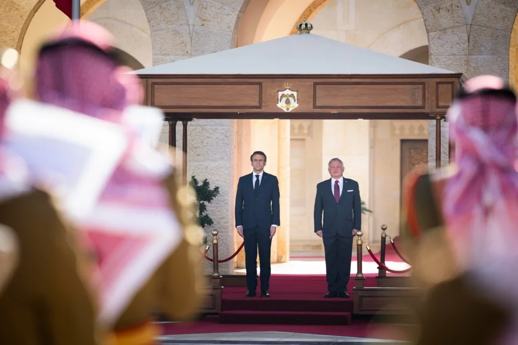 الملك يلتقي الرئيس الفرنسي في عمّان
