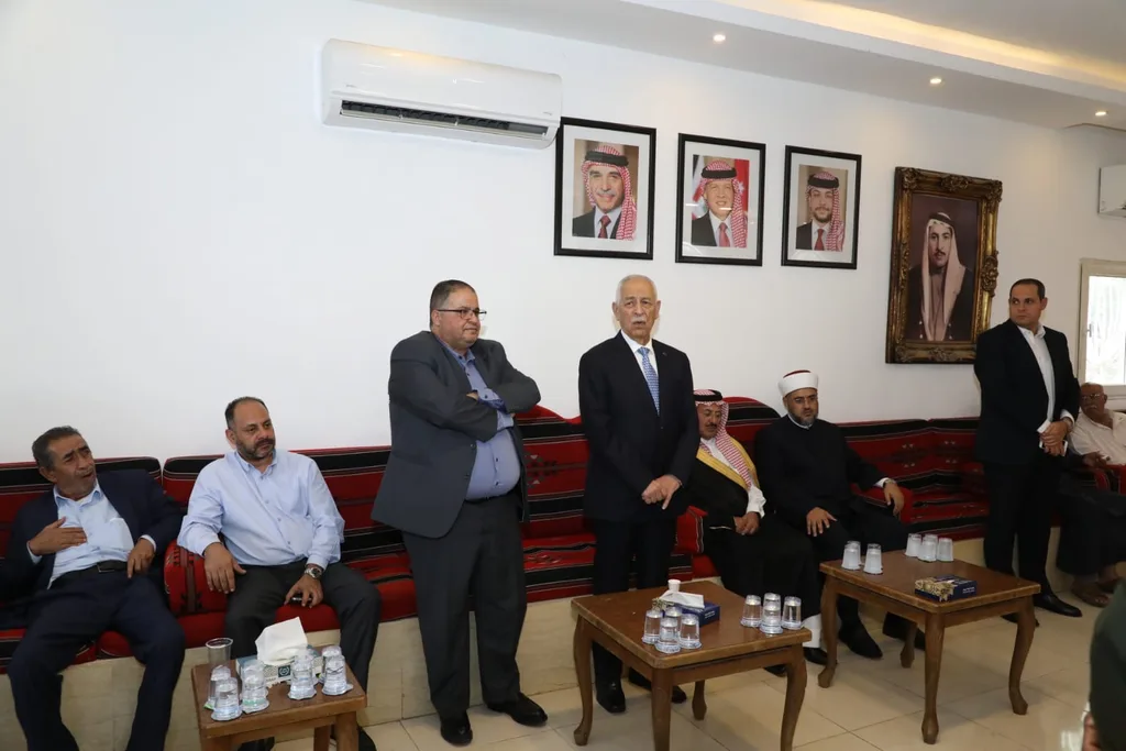 مندوبا عن الملك وولي العهد...العيسوي يعزي عشيرة الحنيطي وآل السمكري
