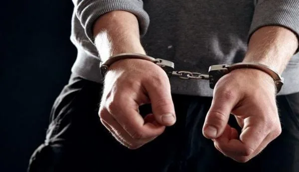 الزرقاء .. توقيف شخصين بتهمة إعطاء مواد مخدرة لشخص أدت الى وفاته