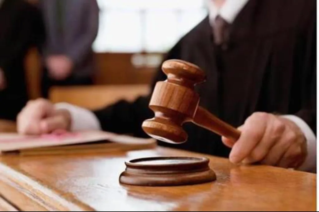 تفاصيل صادمة .. شخص يقتل طفلة ذات الـ 3 سنوات بكلتا يديه لضربها شقيقتها الصغرى
