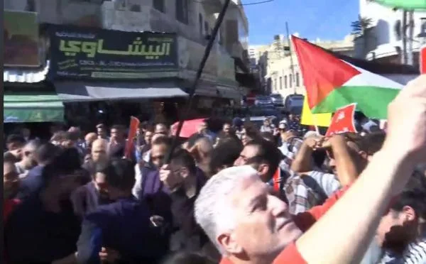 مسيرة أمام المسجد الحسيني: لا لتحكم الصهاينة بمياه الأردن
