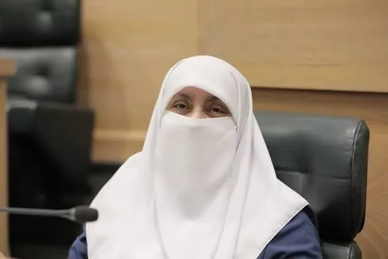 العتوم تحتج على تعديلات المناهج (تفاصيل)
