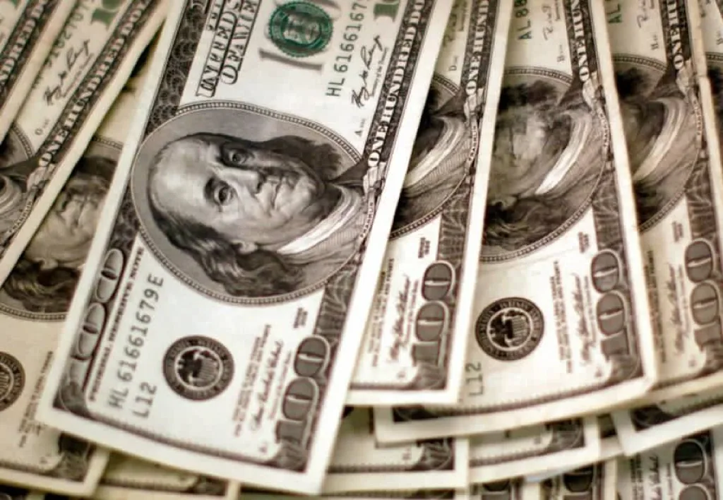الدولار يتراجع والعملات المشفرة تقفز بدعم تزايد توقعات فوز ترامب