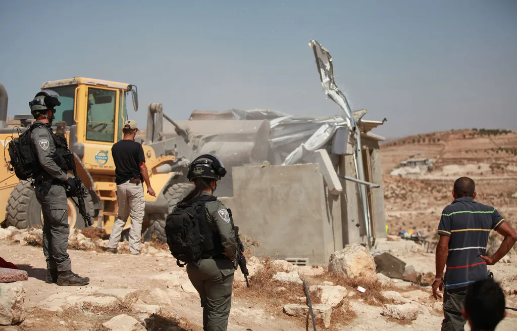 الاحتلال يهدم 3 منازل في بيت جالا وجنين ويعتقل 23 فلسطينيا