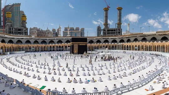محصنون ضد كورونا يؤدون مناسك العمرة