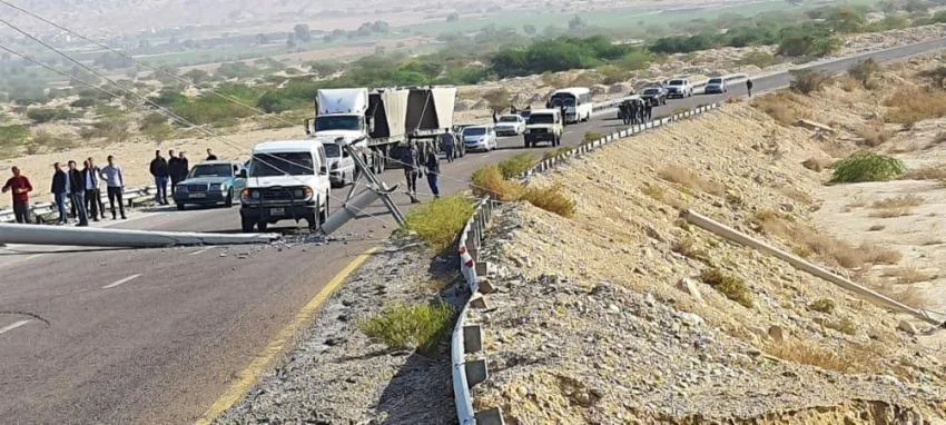 إغلاق طريق العقبة الأغوار بسبب سقوط عمود كهرباء