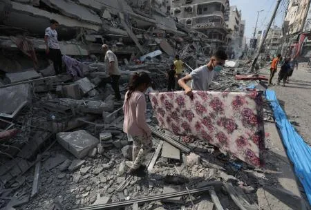 317 يوما للحرب على غزة: قصف متواصل وآمال بهدنة قريبة