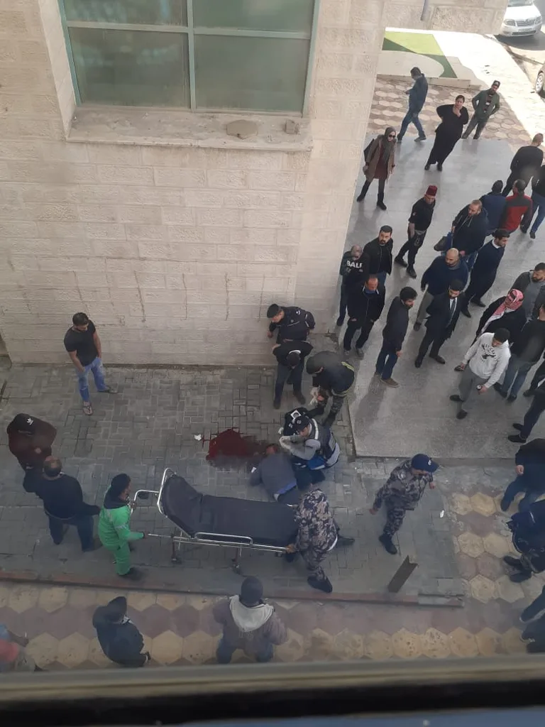 شاهد بالفيديو ... سقوط اربعيني من اعلى مجمع تجاري في الرابية