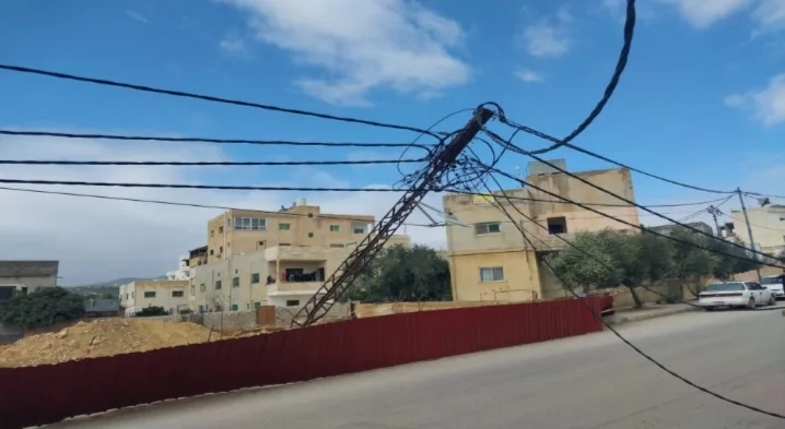 إغلاق شارع رئيسي في جرش بعد سقوط عمود كهرباء بسبب الرياح