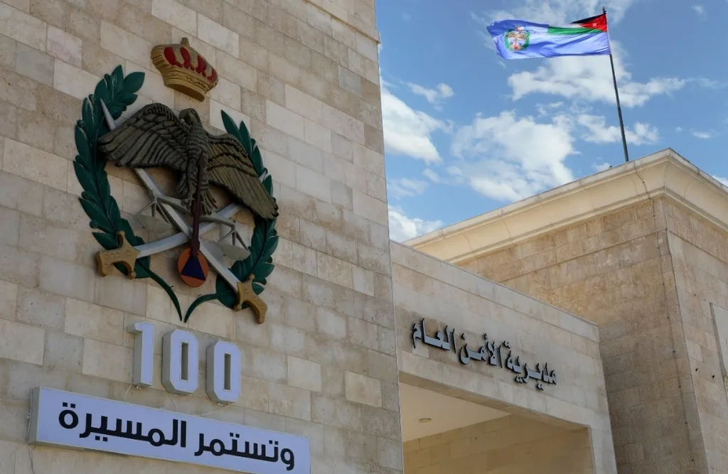 الأمن ينشر صور وتفاصيل أخطر المطلوبين بقضايا المخدرات والتهريب (شاهد)