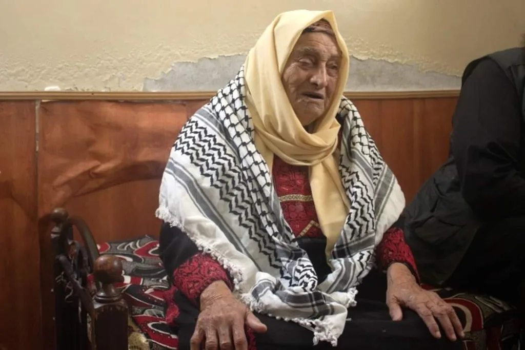 صاحبة أغنية  شدوا بعضكم يا أهل فلسـطين .. الحاجة حليمة الكسواني  أم العبد  تدشن حساباً على منصة  تيك توك 