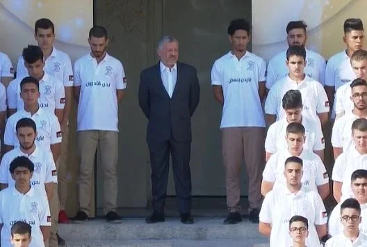 الملك يحضر طابورا مدرسيا