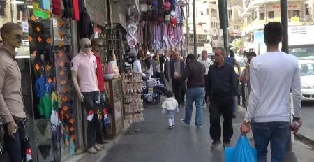 الألبسة: وفرة كبيرة في البضائع وأسعار تلبي مختلف الشرائح