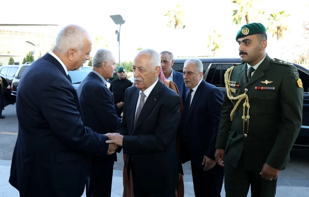 مندوبا عن الملك وولي العهد العيسوي يعزي _قبيلة بني صخر عامة وعشيرة الزبن خاصة/ وآل حمدان