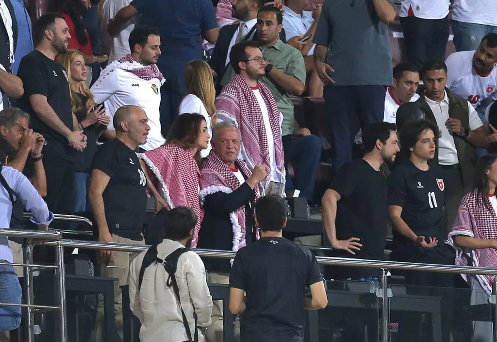 الملك والملكة يصلان ستاد عمان لمؤازرة المنتخب الوطني لكرة القدم