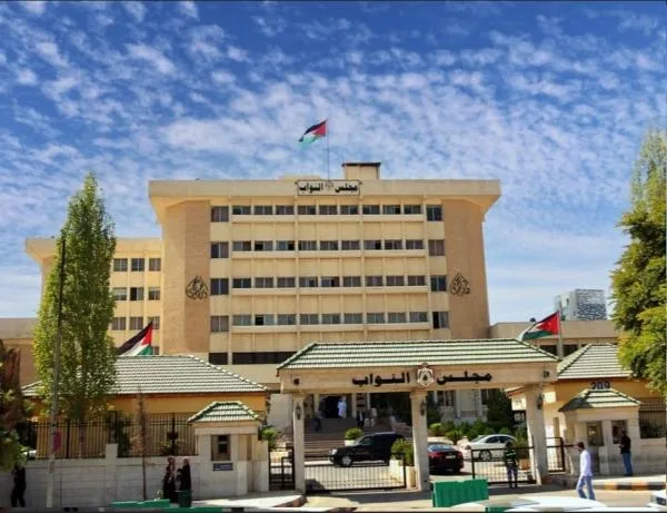 مصدر نيابي: مقترح النظام الداخلي يخصم على النائب غير الملتزم