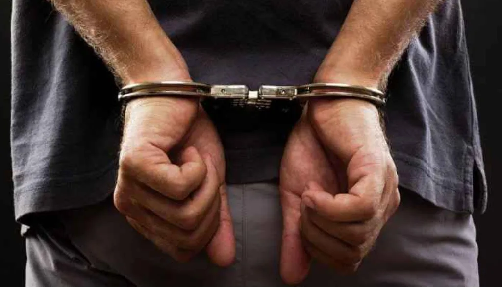 موظف متهم بتقاضي رواتب منذ عام ٢٠١٢ وهو في منزله