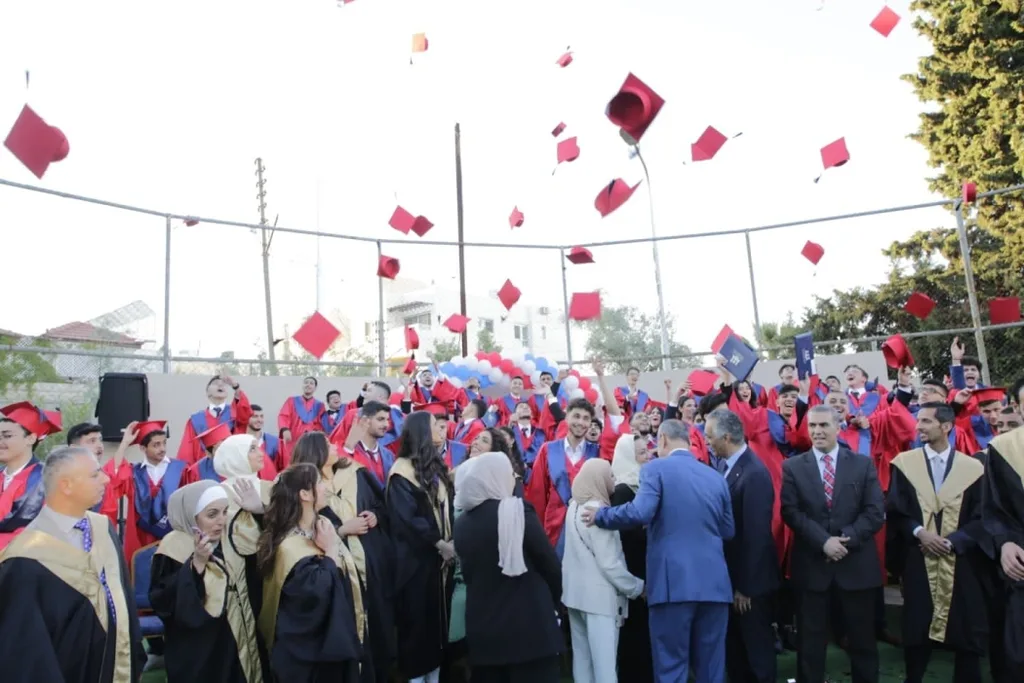 وزير السياحة والآثار القيسي يرعى حفل تخريج الفوج الثامن عشر من طلبة المدرسة الفندقية الأردنية