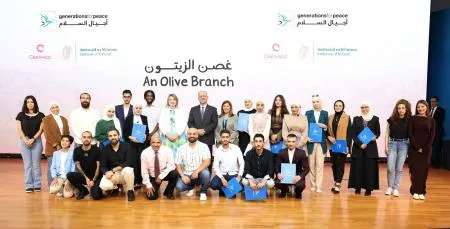 الأمير فيصل يكرّم طلبة من اعلام الزرقاء